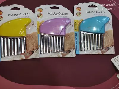 Нож для волнистой нарезки позволяет легко и быстро сделать украшения из сыра