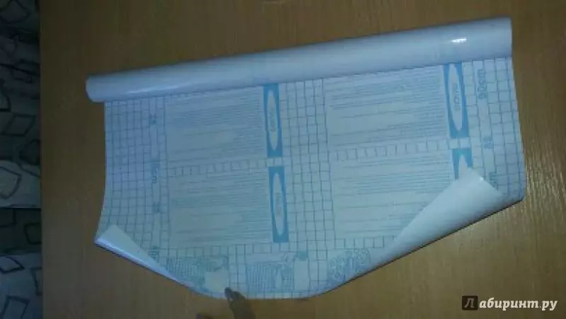 Клейкие пленки для тетрадей и учебников.