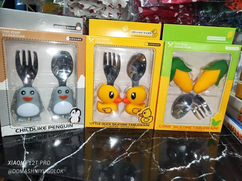 Детские столовые приборы для кормления.