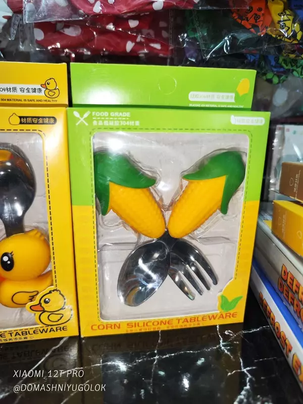 Детские столовые приборы для кормления.