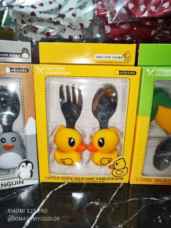 Детские столовые приборы для кормления.