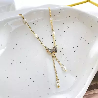 Ожерелье с подвеской-бабочкой из циркона.