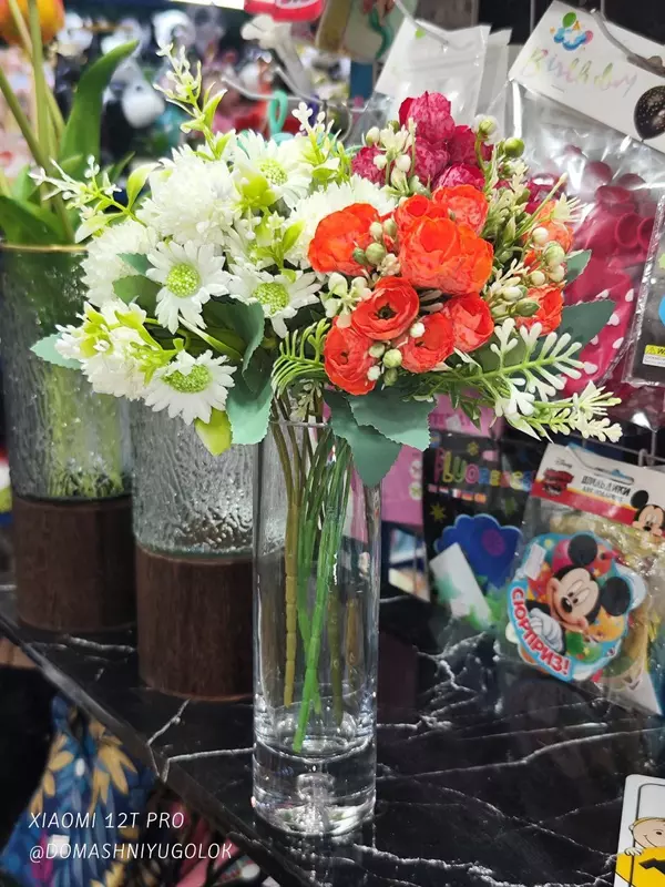 Элегантная стеклянная декоративная ваза