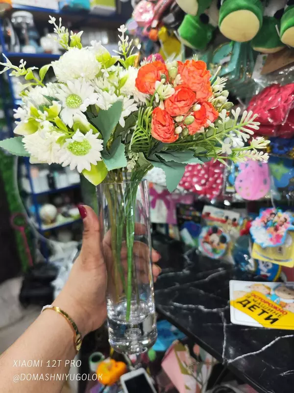 Элегантная стеклянная декоративная ваза