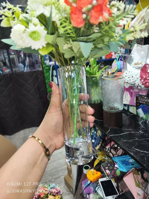 Элегантная стеклянная декоративная ваза