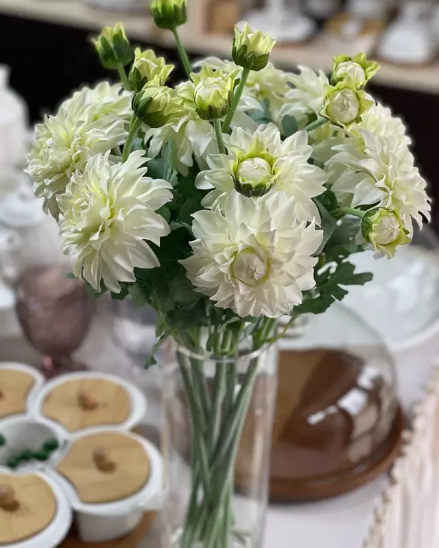 Элегантная стеклянная декоративная ваза