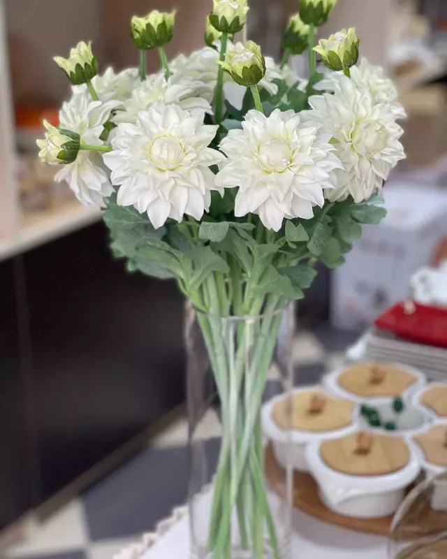 Элегантная стеклянная декоративная ваза