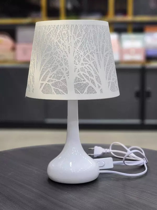   Настольная лампа с абажуром.