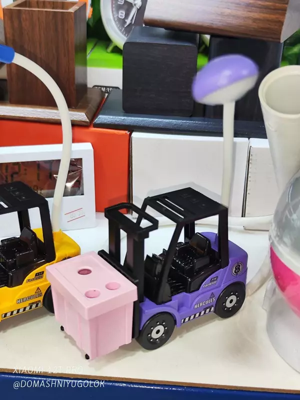 Красочная настольная лампа с имитацией вилочного погрузчика.