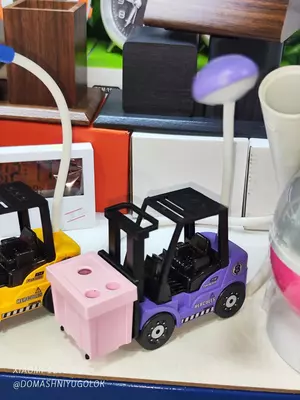 Красочная настольная лампа с имитацией вилочного погрузчика. - 65 000 so'm / dona