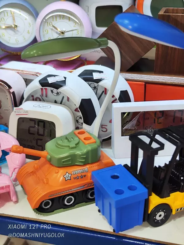 Красочная настольная лампа с имитацией вилочного погрузчика.