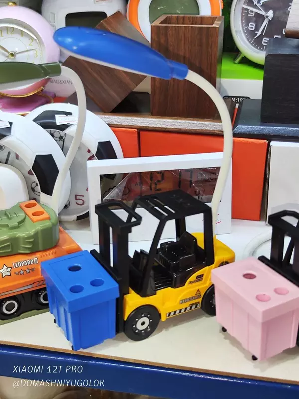 Красочная настольная лампа с имитацией вилочного погрузчика.