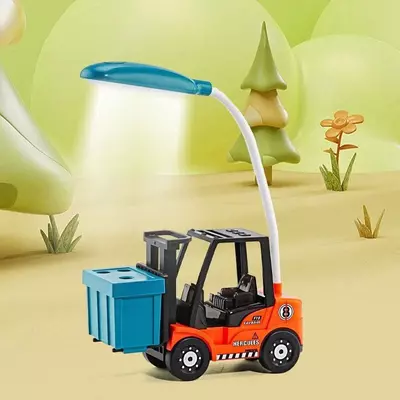 Красочная настольная лампа с имитацией вилочного погрузчика.