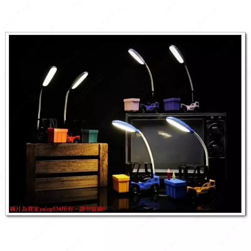 Красочная настольная лампа с имитацией вилочного погрузчика.