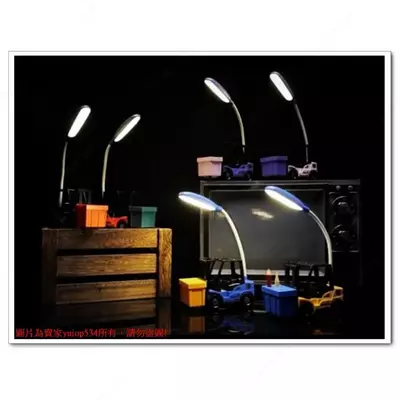 Красочная настольная лампа с имитацией вилочного погрузчика.