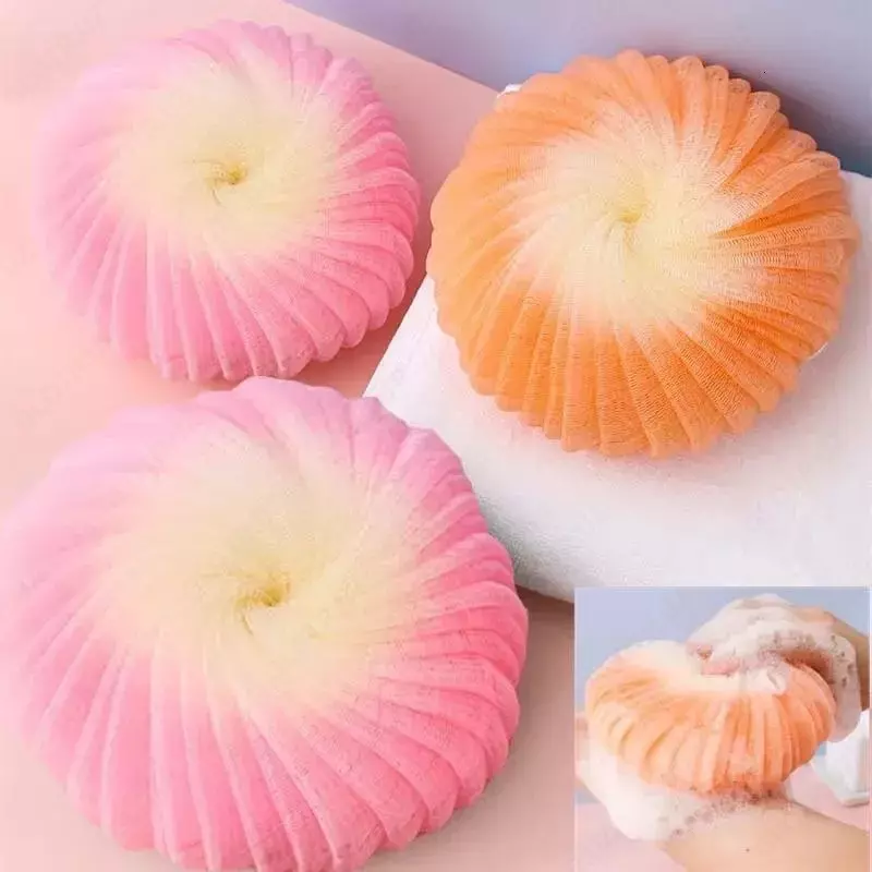 Нежная круглая мочалка на веревочном подвесе