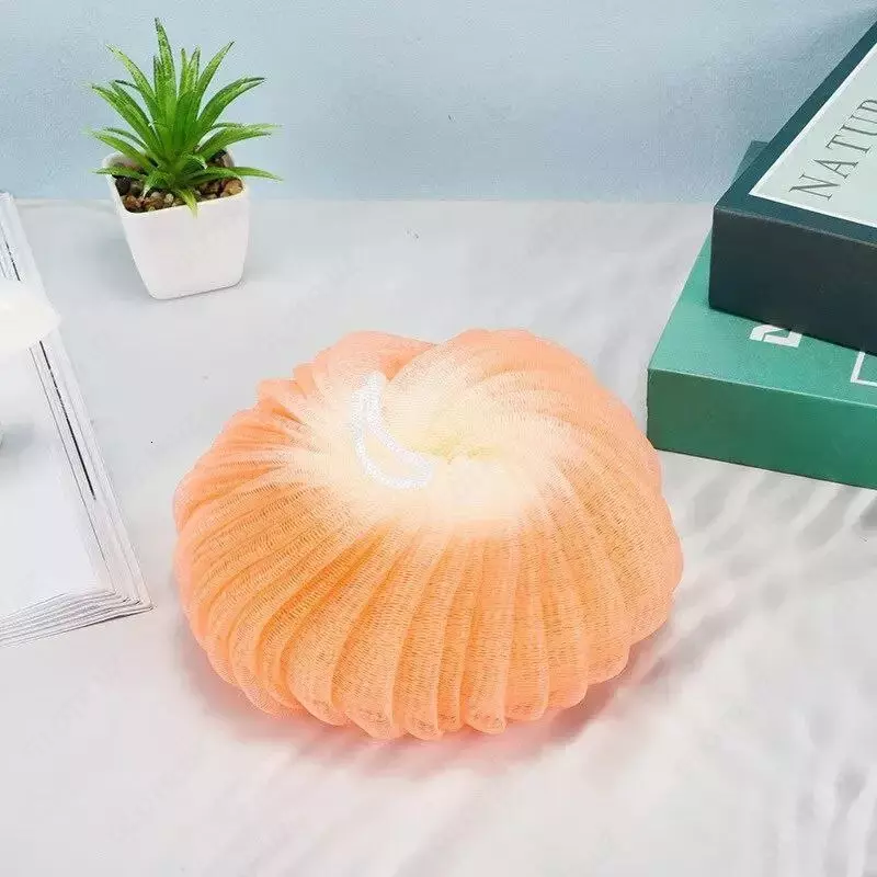 Нежная круглая мочалка на веревочном подвесе