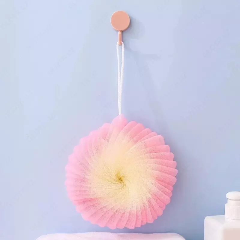 Нежная круглая мочалка на веревочном подвесе