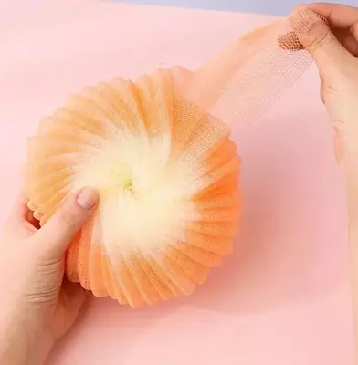 Нежная круглая мочалка на веревочном подвесе