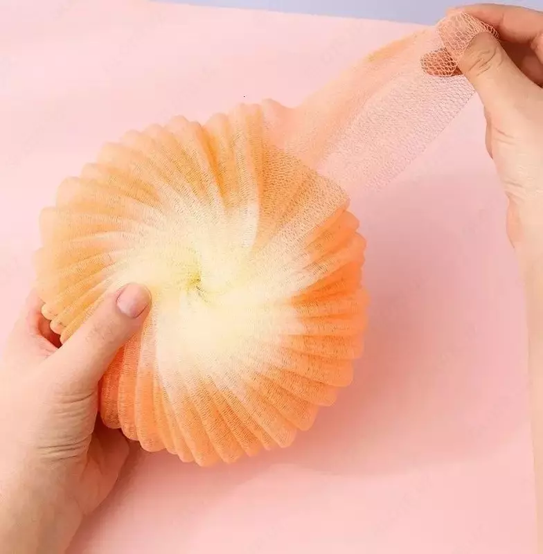 Нежная круглая мочалка на веревочном подвесе