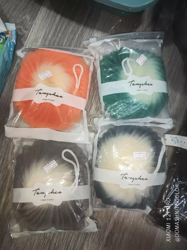 Нежная круглая мочалка на веревочном подвесе