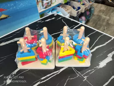 Пирамида-Геометрический сортер на деревянной подставке.