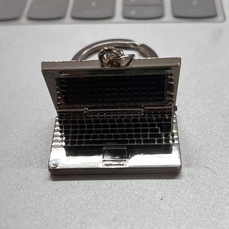 20 000 сум Стильный и оригинальный брелок в виде Компьютера.