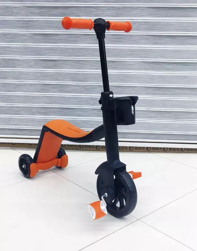 Современный самокат-транссформер с функцией беговела и 3хколесного велосипеда. Может трансформироваться из 2-хколесного самоката или беговела в 3-хколесный.Быстро превращается в 3хколесный велосипед. Chakana savdo