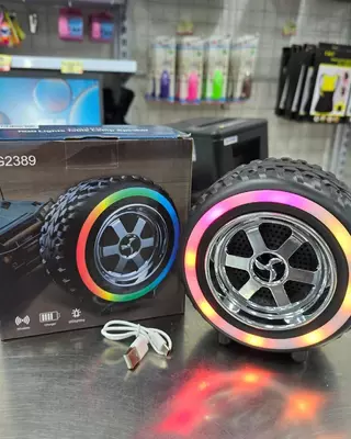 Беспроводная колонка в форме колеса автомобиля