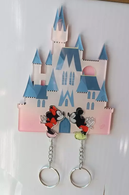 Акриловая вешалка с брелками Микки и Минни