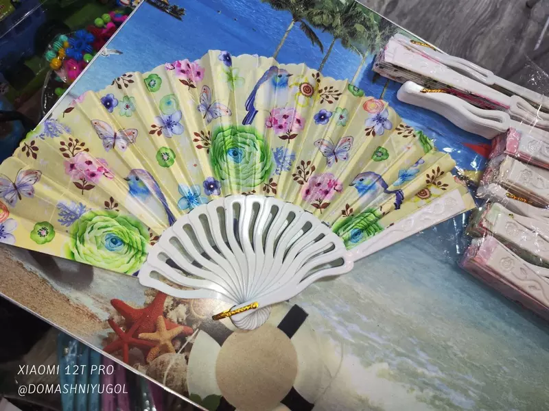 Элегантный цветной складной веер.