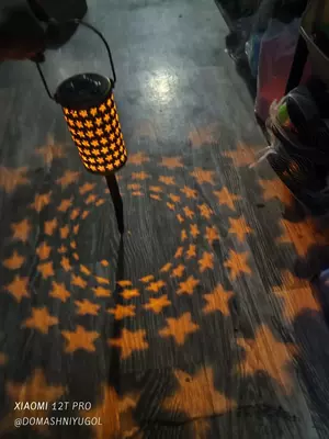 Уличный светильник в форме столбика с солнечной панелью и аккумулятором