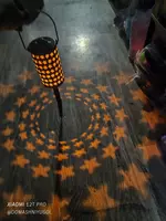 Уличный светильник в форме столбика с солнечной панелью и аккумулятором