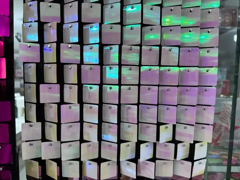 Светоотражающая занавеска из фольги на чёрном фоне (30*30 см)