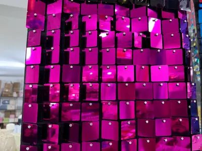 Светоотражающая занавеска из фольги на чёрном фоне (30*30 см)