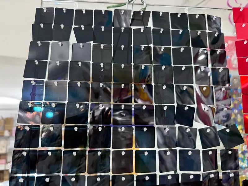 Светоотражающая занавеска из фольги на чёрном фоне (30*30 см)