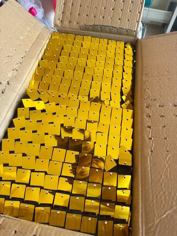 Светоотражающая занавеска из фольги на чёрном фоне (30*30 см)