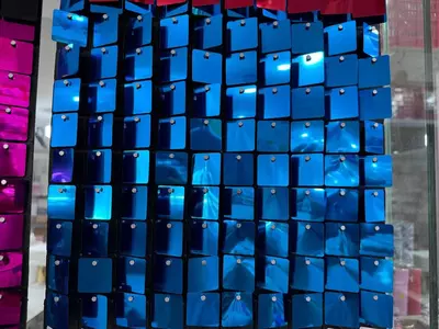 Светоотражающая занавеска из фольги на чёрном фоне (30*30 см)