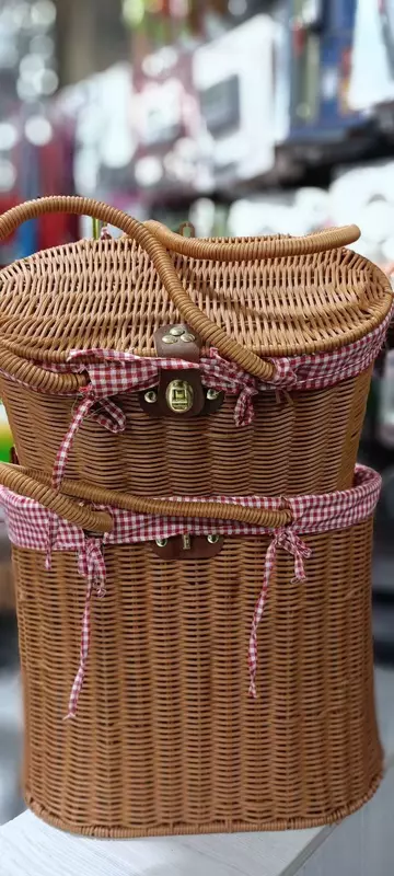   Плетенная корзина для пикника.