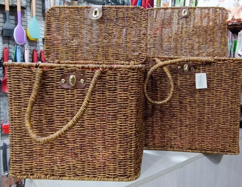 Плетенная корзина для пикника.