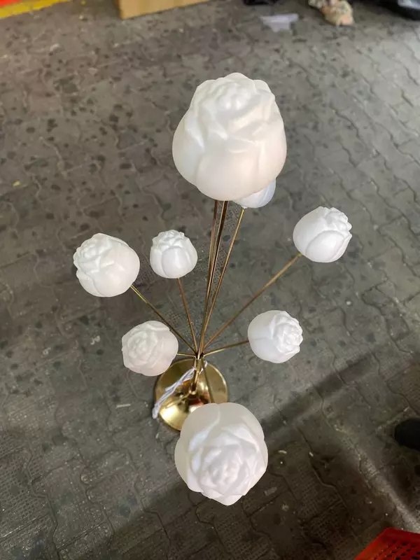 Напольная лампа с белыми розами с 11 кронштейнами