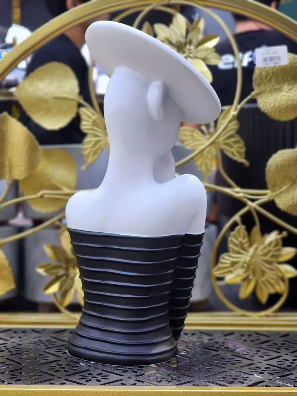 Ваза-поднос-подсвечник в форме декоративной статуэтки Дамочки