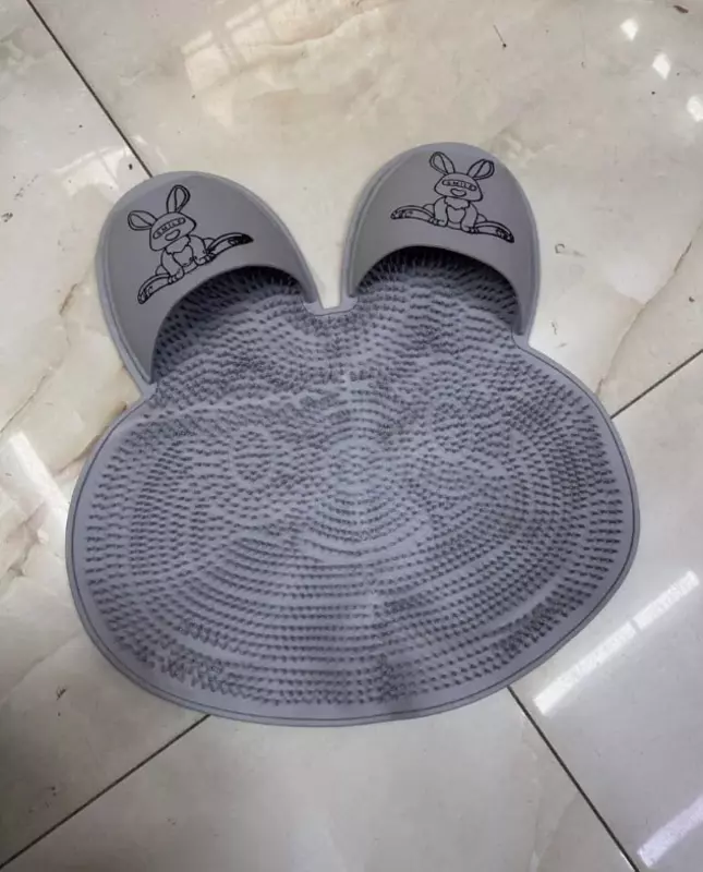 Массажный силиконовый коврик на липучках в форме зайца