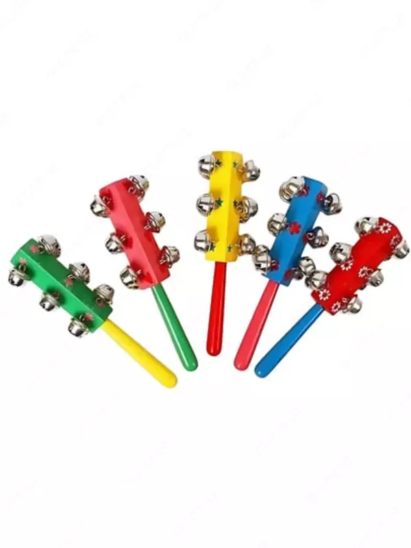 Музыкальный деревянный инструмент - погремушка с колокольчиками и ручкой