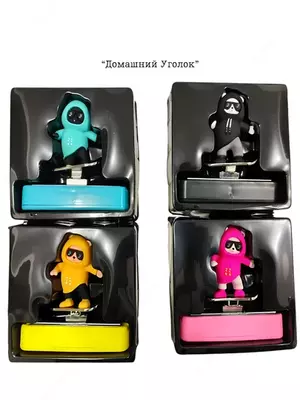 Avtokartochka va avtomobil paneli uchun dekor — “Skeytbordchi ayiqlar” (12 × 9,4 sm)