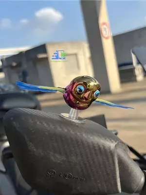 Украшение для автомобиля «Летящая птичка» с движущими крыльями — на присоске