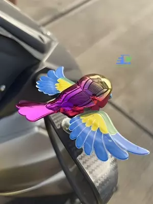 Украшение для автомобиля «Летящая птичка» с движущими крыльями — на присоске Только в розницу