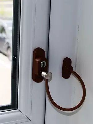  Самоклеящийся ограничитель для окон от детей с тросиком и ключом Домашний Уголок