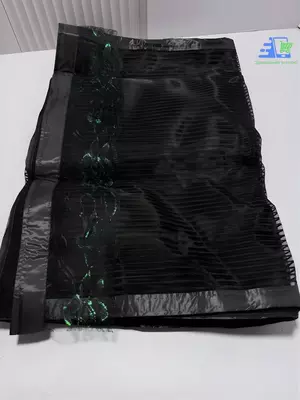 Дверная москитная сетка на магнитах - универсальный гаджет для беспроблемного очищения бытового пространства от насекомых. Благодаря магнитам антимаскитная сетка быстро и плотно закрывается за человек