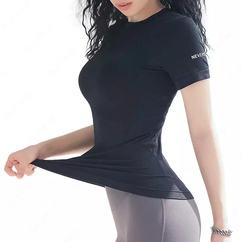 Yengida yozuvi bor futbolka (qora) - 290 000 so'm